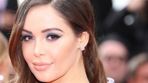 VOICI PHOTO Nabilla affiche son imposant décolleté dans une piscine