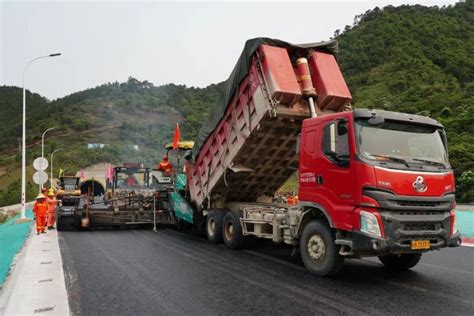 围观√上思至防城港高速公路首段沥青上面层试验路完成摊铺腾讯新闻