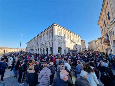 Bagno Di Folla A Senigallia Per La Sfilata Del Carnevale Foto E