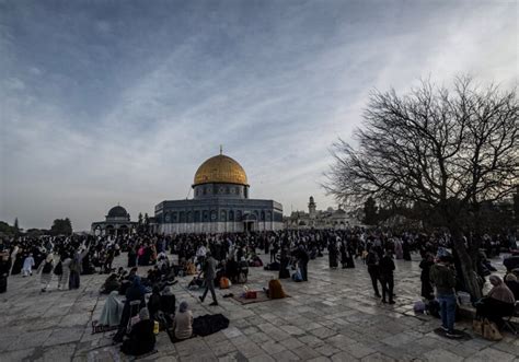 Oko Vjernika Klanjalo Teravih Namaz U Al Aksi Uprkos Izraelskim