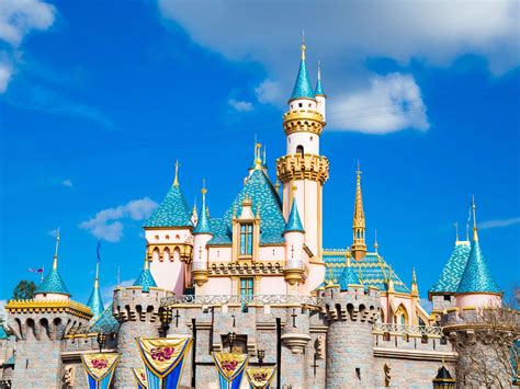 Your Magical Guide to a Disneyland Tour & What to Expect and Must-See Attractions - THE ...