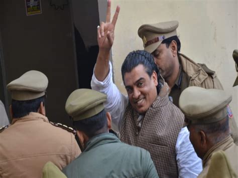 Kanpur Sp Mla Irfan Solanki Entered The Court With Victory Sign Said