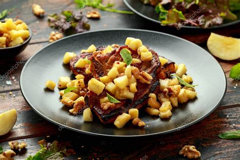 Chuletas De Cerdo Asadas Con Manzanas Caramelizadas Nueces Y Salvia En