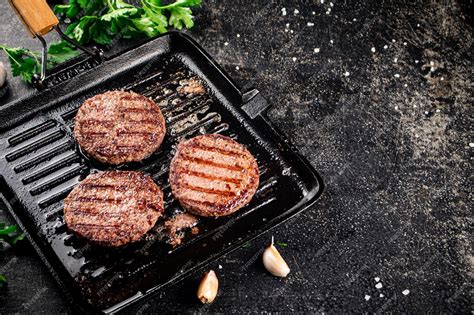 Premium Photo Grilled Burger In A Frying Pan