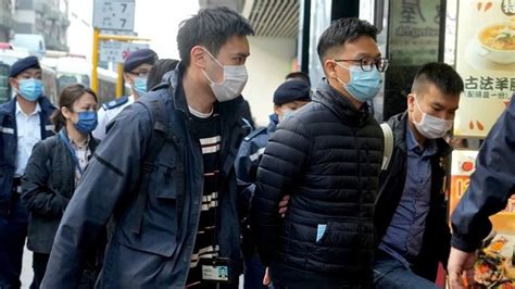 Hong Kong Police Raid Online News Outlet Arrest 6 Nz Herald