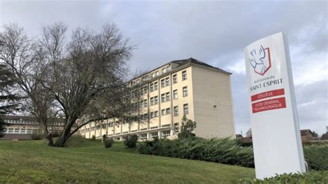 Beauvais Al Joudy Akrach Sintroduit Dans Une Chambre De L