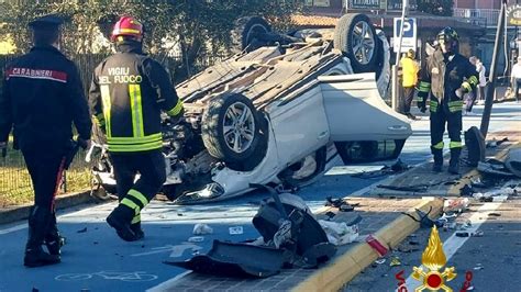 Un Auto Si Ribalta Sulla Pista Ciclabile A Lazise Intervengono I