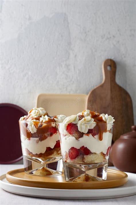 Bagatela Acodada Del Postre Con La Torta De La Vainilla La Crema