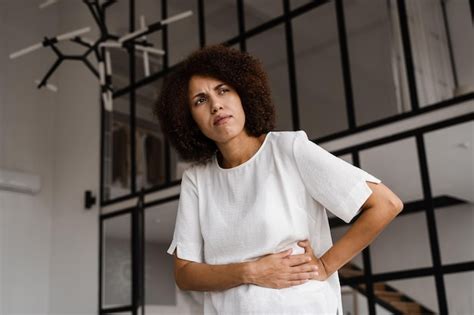 Mulher Afro Americana Sente Dor Nas Costas Por Causa Da Infec O Do