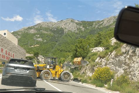 Zbog kvara na bageru Na putnom pravcu Budva Cetinje saobraćalo se