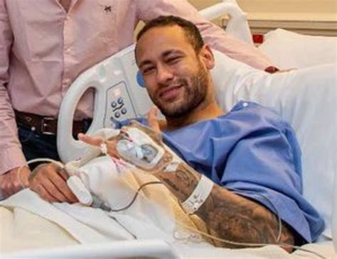 Neymar aparece em cama de hospital após passar por cirurgia