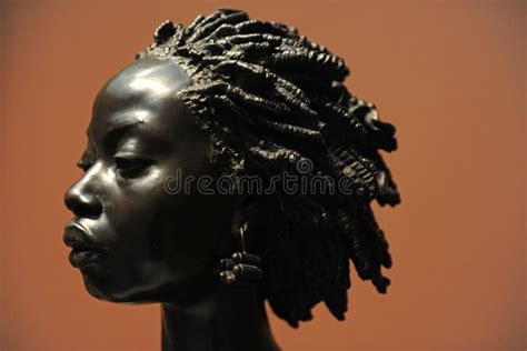 Poitrine De Sculpture Africaine En Femme Image éditorial Image du