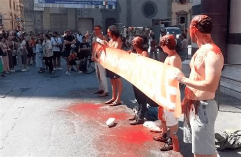 Activistas Clim Ticos Se Arrojaron Salsa De Tomate En Florencia