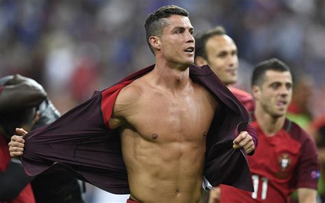 Ex England Player Claims Naked Ronaldo Boasted He S Better Looking Than