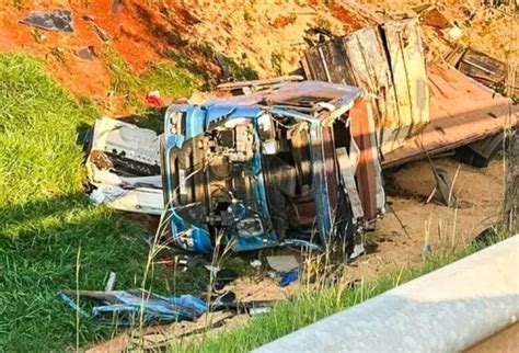 Colisão entre veículos deixa carreta destruída na Serra de Maracaju