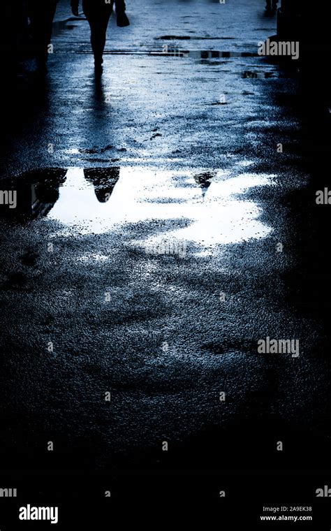 Reflection in a puddle of water Stock Photo - Alamy