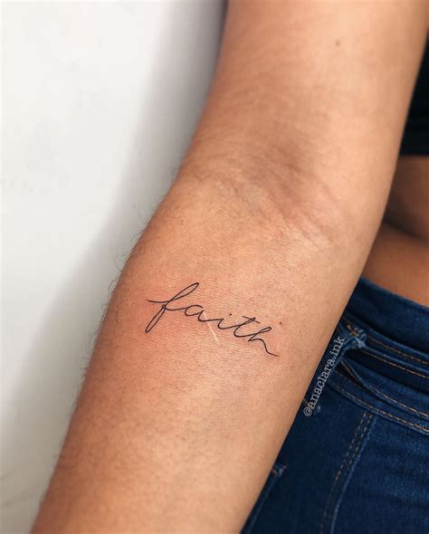 Tatuagem Em Escrita Fina E Delicada Criada Pela Tatuadora Brasileira