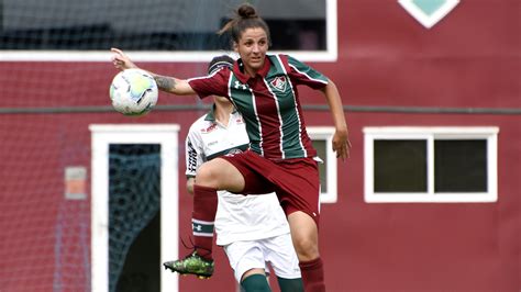 Atleta Do Futebol Feminino Do Flu Comenta A Rotina De Treinos Durante A