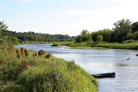 There Is A Boat That Is Sitting In The Middle Of The River And Grass On