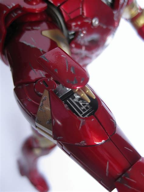 DeSMOnd Collection Hot Toys Iron Man Mark III In Battle Damaged Version Pt