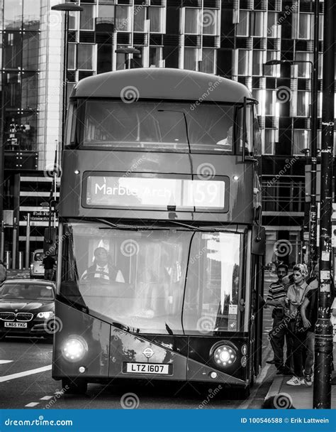 Autobuses Rojos En El Puente De Westminster En Londres En La Puesta Del