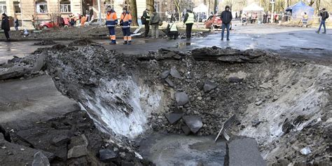 Zmasowany atak rakietowy Rosjan Pociski trafiły w zaporę na Dnieprze