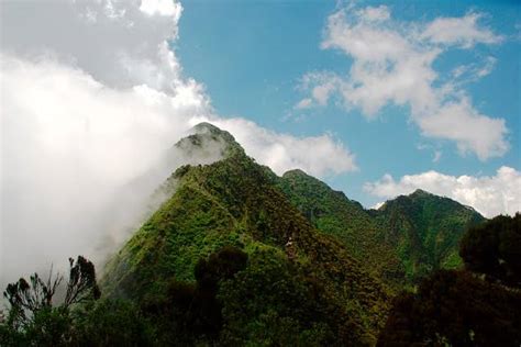 the virunga mountains - 8 related volcanoes , the virunga ranges