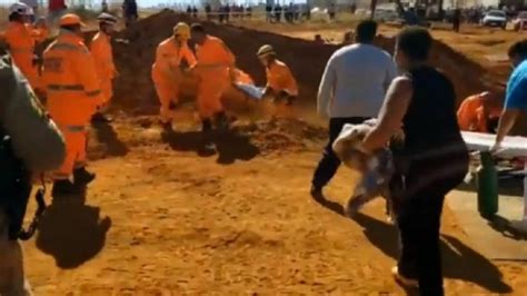 Morre menino de 8 anos resgatado após 17 horas preso em buraco em Minas