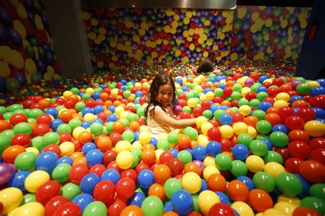 Piscina de bolinhas gigante em shopping promete diversão em Curitiba