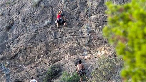 Los escaladores desafían la escarpada sierra Información