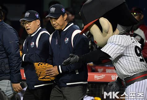 김용수 김동수 ‘ks 1차전 시구에 나선 Lg 레전드 Mk포토 Mk스포츠