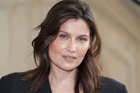 A Ans Laetitia Casta S Empare De La Couleur De Maquillage Star Du