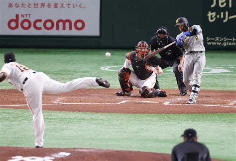 ＜巨・神＞ 6回、梅野は右前に勝ち越し適時打を放つ（投手・デラロサ）＝撮影・大森 寛明 ― スポニチ Sponichi Annex 野球