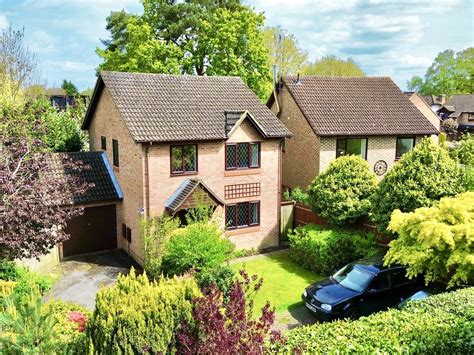 4 Bed Detached House For Sale In Heather Close Finchampstead