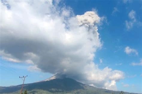 Gunung Lewotobi Laki Laki Kembali Meletus Tinggi Kolom Abu 900 Meter