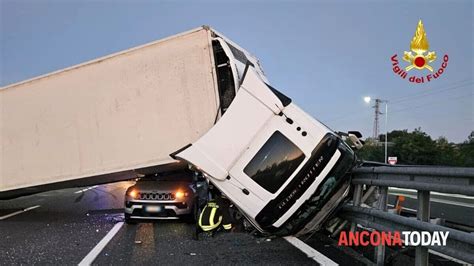 Ancona, tir si ribalta in autostrada A14 e travolge una Jeep: quattro ...