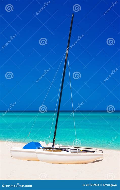 Barche Di Navigazione Su Una Spiaggia Abbandonata In Cuba Fotografia