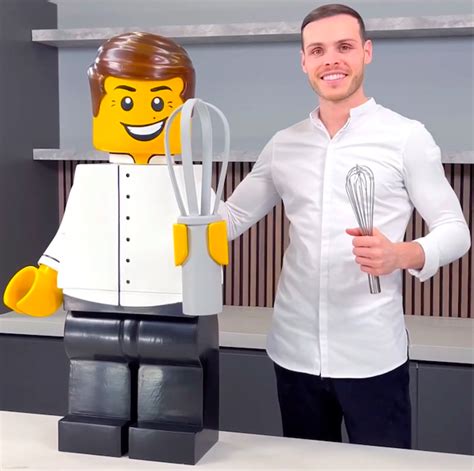 Le chef pâtissier Amaury Guichon crée une figurine LEGO