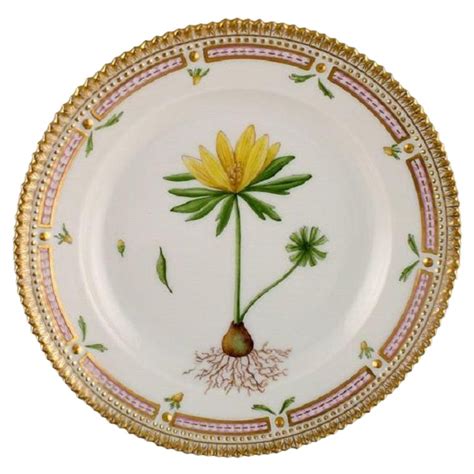 Assiette à salade Flora Danica de Royal Copenhagen en porcelaine peinte