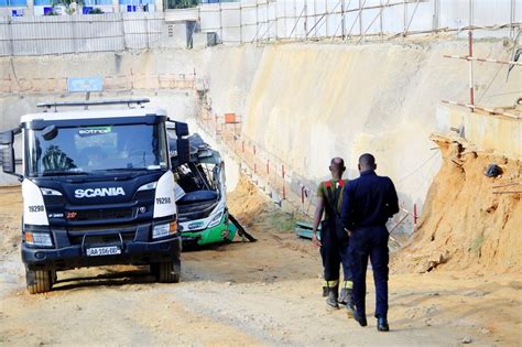 Drame Chute D Un Bus De Sotra Dans Une Fosse De Chantier Au Plateau