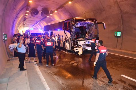 Zonguldak ta yolcu otobüsü kamyona çarptı