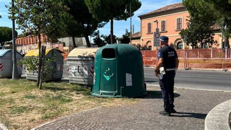 Cesena Rimosso Divano In Strada Usato Da Una Senzatetto Vigili