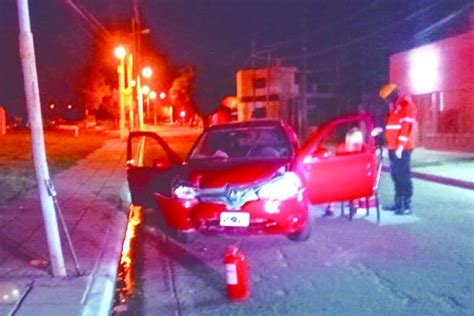 Conductora Perdi El Control De Su Auto Y Choc Con Una Columna Del