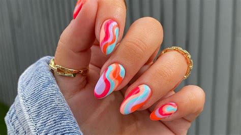 The Swirly S Manicure Trend That Will Bring A Retro Aesthetic To