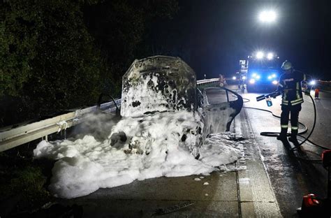 Mercedes gerät am Autobahnkreuz Bonn Nordost in Brand