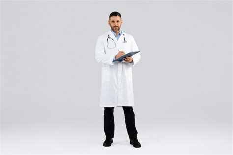 Consulta médica hombre de mediana edad médico en uniforme sosteniendo