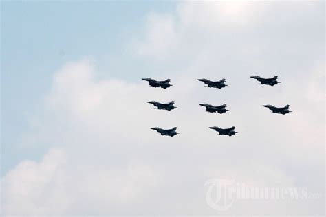 Atraksi Pesawat F Dan Helikopter Kibarkan Bendera Merah Putih