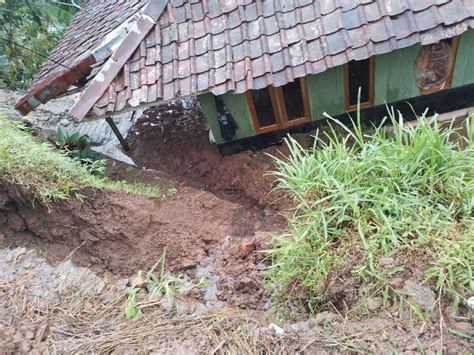 Kecamatan Pagelaran Cianjur Diterjang Banjir Dan Longsor