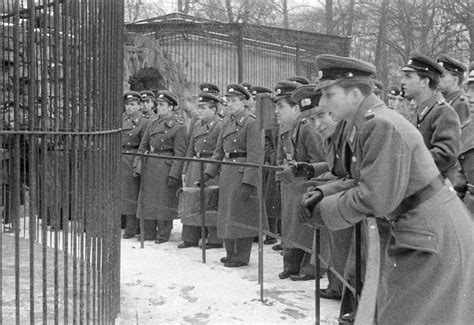 Dresden Soldat In Der Uniform Der Kvp Kasernierte Volkspolizei Bei