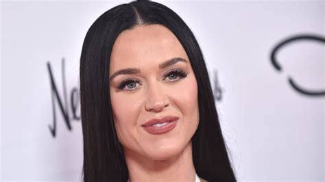 Katy Perry dévoile ses seins dans un top transparent sur Chérie FM